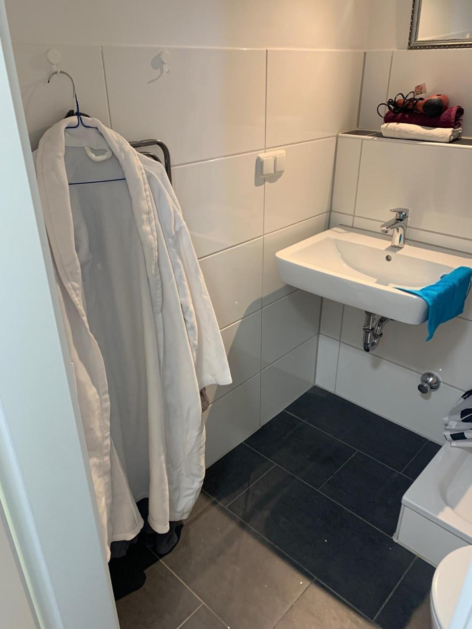 59 Mit Loggia, Einbau Kueche,1 Boxspringbett, Eigenes Bad, W-lan, Tv , Waschmaschine, Schlafcouch Apartment